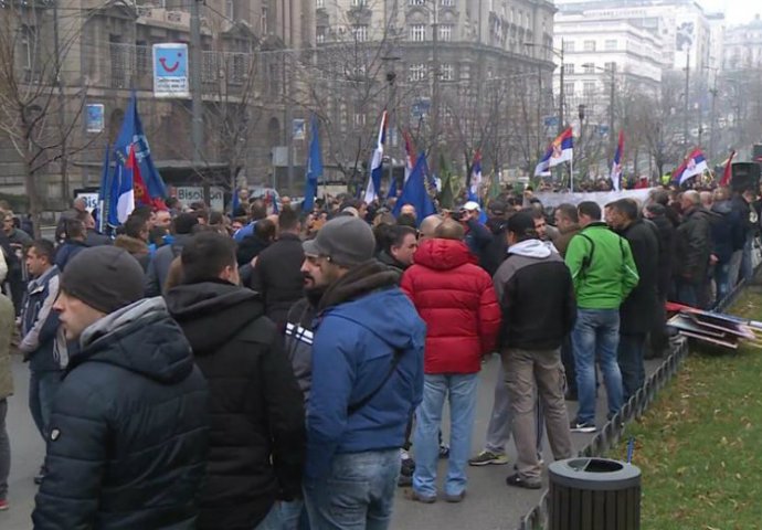 Protest vojnog sindikata, 2000 pripadnika vojske ispred ministarstva odbrane