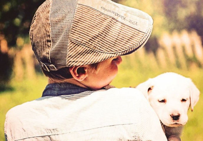 Fotografije prijateljstva dječaka i labradora iz Srbije oduševile svijet: Rastopit će vam srce!