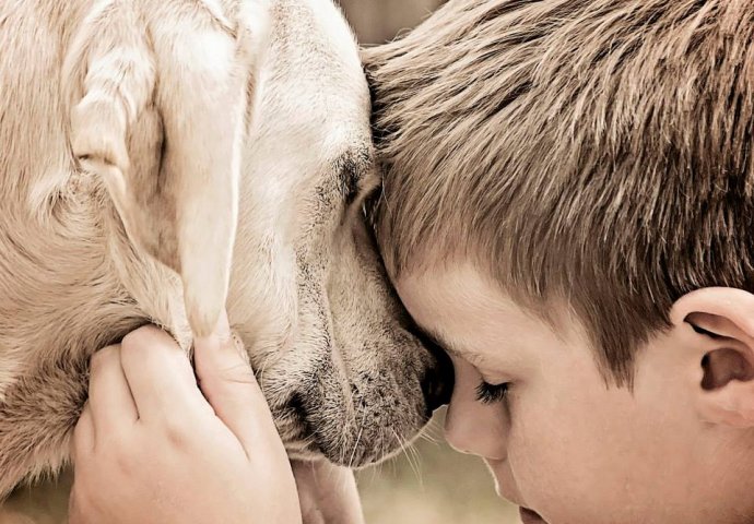 Fotografije prijateljstva dječaka i labradora iz Srbije oduševile svijet: Rastopit će vam srce!