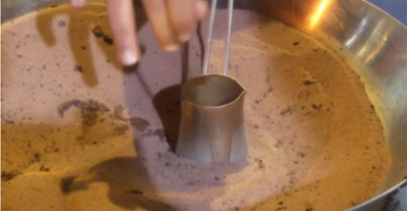Stavio je džezvu u pijesak i napravio najbolju tursku kafu koju ste ikada vidjeli (VIDEO)