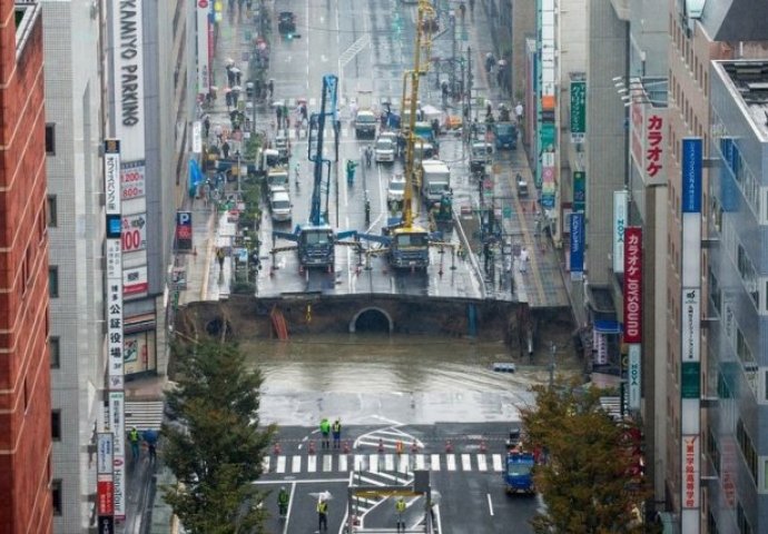 Velika rupa u Japanu ponovo "pojela" pola ulice