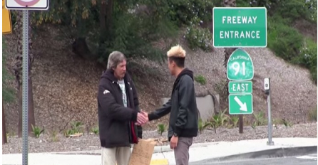 Ostao je bez teksta: Dao je beskućniku 100 dolara, a onda ga pratio da vidi gdje će ih potrošiti (VIDEO)