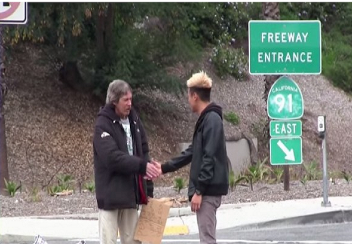 Ostao je bez teksta: Dao je beskućniku 100 dolara, a onda ga pratio da vidi gdje će ih potrošiti (VIDEO)