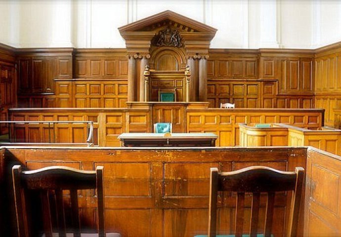 Tinejdžerka je nožem izbola pedofila koji ju je zlostavljao kada je imala 8 godina, ali njena borba protiv nepravde koštala ju je slobode