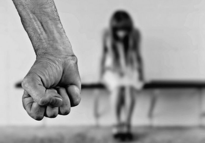 Tinejdžerka je nožem izbola pedofila koji ju je zlostavljao kada je imala 8 godina, ali njena borba protiv nepravde koštala ju je slobode