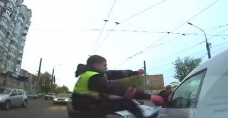 Vozač je bježao od policije sve dok ga policajac nije karate udarcem "isključio" iz saobraćaja (VIDEO)