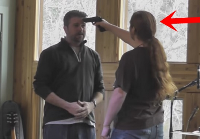 Uperio mu je napunjen pištolj u čelo, a njemu je to bilo smiješno (VIDEO)