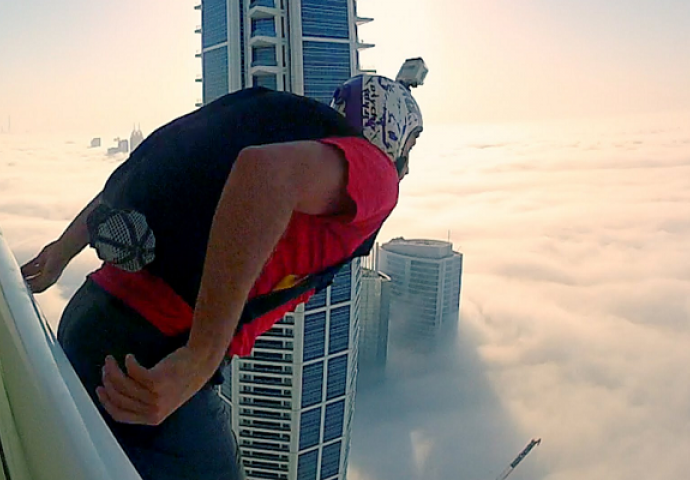 Skočio je sa 200 metara visokog nebodera u gustu maglu, ovako nešto nikada niste vidjeli (VIDEO)