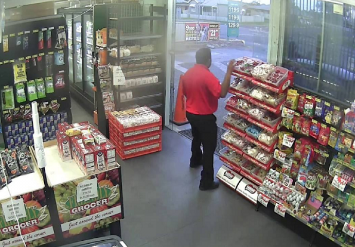 Krenuo je da opljačka benzinsku pumpu, no ono šta mu je uradio radnik nasmijalo je milione (VIDEO)