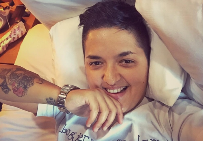 Marija objavila selfij iz kreveta, ali čija je to ruka ispod njene majice? (FOTO)