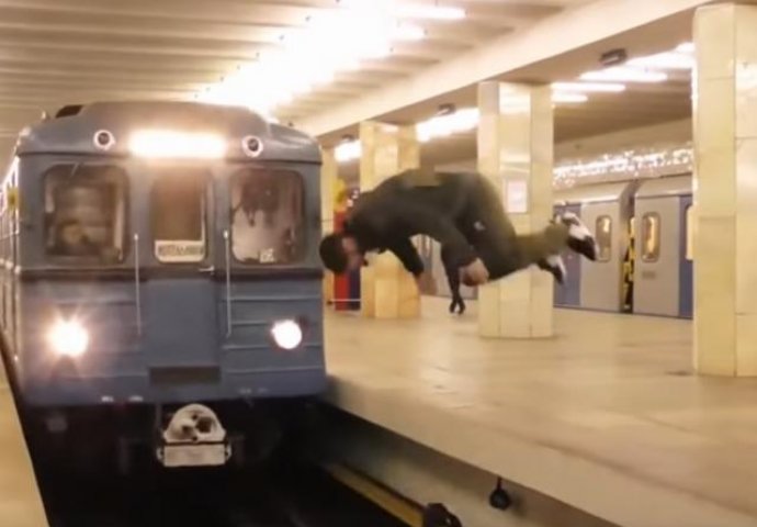 Izazvao sudbinu: Rus preskočio šine saltom sekundu prije nego što je naišao voz! (VIDEO) 