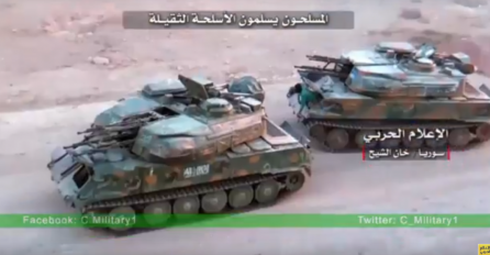 Pogledajte kako džihadisti bježe i predavaju svoje teško naoružanje [VIDEO]