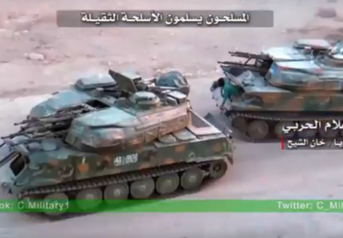 Pogledajte kako džihadisti bježe i predavaju svoje teško naoružanje [VIDEO]