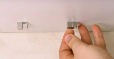 Zalijepio je magnete ispod kuhinjskih elemenata, a razlog je i više nego genijalan! (VIDEO)