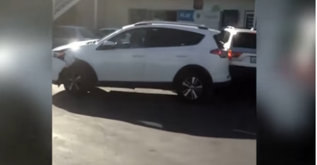 Okršaj žena kakav niste vidjeli: Prvo se potukle a onda lupale automobilima (VIDEO)