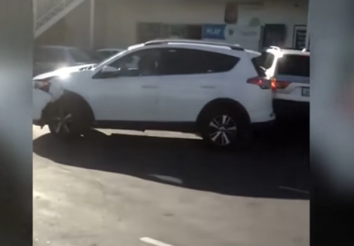 Okršaj žena kakav niste vidjeli: Prvo se potukle a onda lupale automobilima (VIDEO)