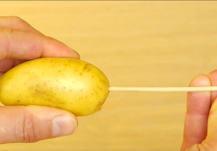 Uzeo je čačkalice i počeo rezati krompiriće: Kada vidite krajnji rezultat, uradit ćete isto (VIDEO)
