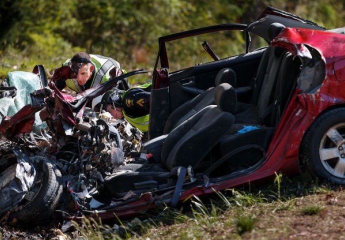 Objavila je status na Facebooku dok se vozila, a onda je doživjela nesreću: Srce će vam puknuti kada vidite šta je napisala!