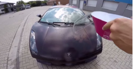 Istresao je kantu vode na Lamborghini, ono što se dogodilo u nastavku će vas ostaviti u čudu (VIDEO)