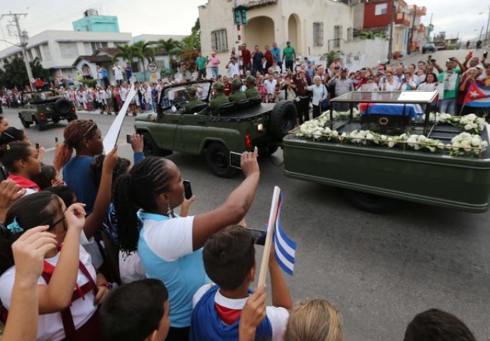 Urna s pepelom Fidela Castra završava posljednje putovanje Kubom