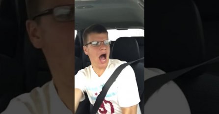 Pjevao je omiljenu pjesmu i snimao se u autu nakon čega se auto počelo prevrtati (VIDEO)