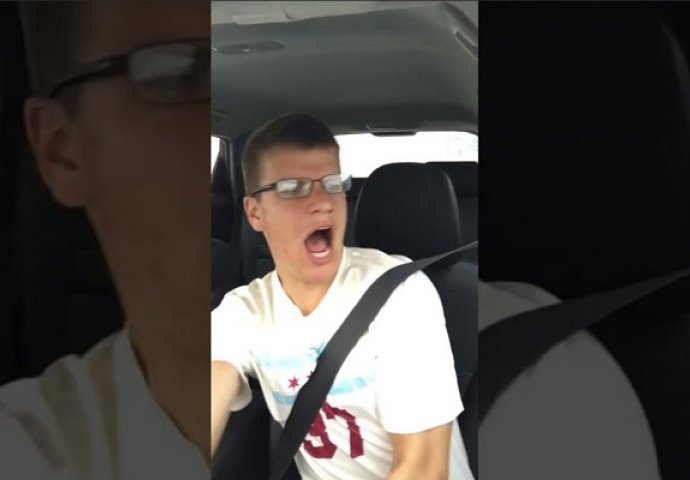 Pjevao je omiljenu pjesmu i snimao se u autu nakon čega se auto počelo prevrtati (VIDEO)