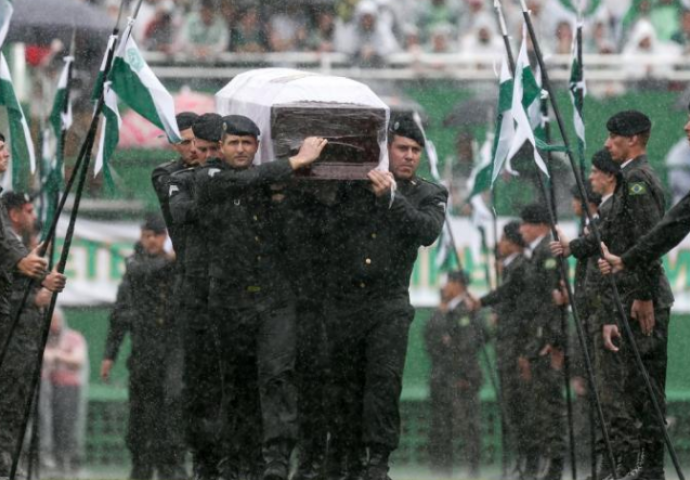Tuga do neba: Hiljade ljudi na komemoraciji poginulim fudbalerima 