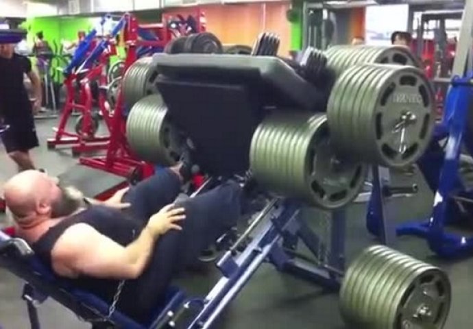 Probao je da podigne 1700kg nogama, ubrzo je shvatio da to nije bila pametna ideja (VIDEO)