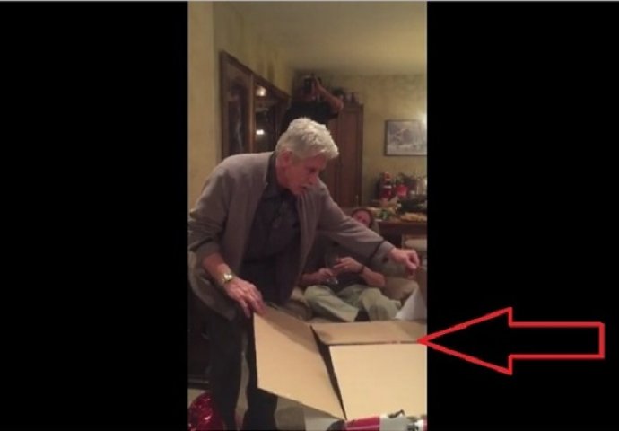 Tata je otvorio božićni poklon kako bi pronašao najbolje iznenađenje ikada (VIDEO)