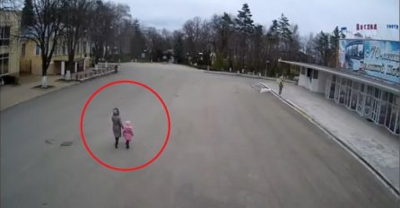 Ovakvu sreću do sada niste vidjeli: Majka i sin šetali ulicom, a onda se odlomio komad krova (VIDEO)