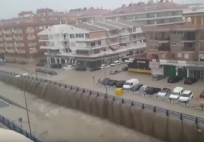 Katastrofa u popularnom ljetovalištu u Španiji: Poplave nose sve pred sobom, jedna djevojka poginula! (VIDEO)