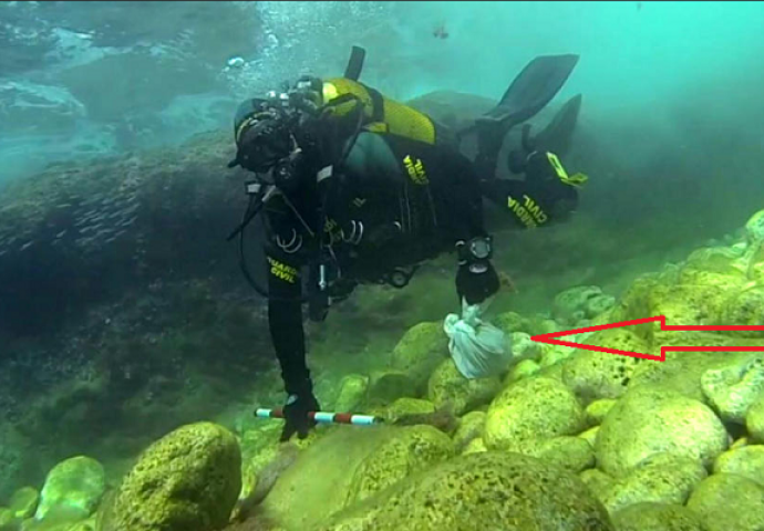 Tokom ronjenja na dnu mora našli su gomilu bijelih plahti: Kada su ih razmotali, odmah su izronili (VIDEO)