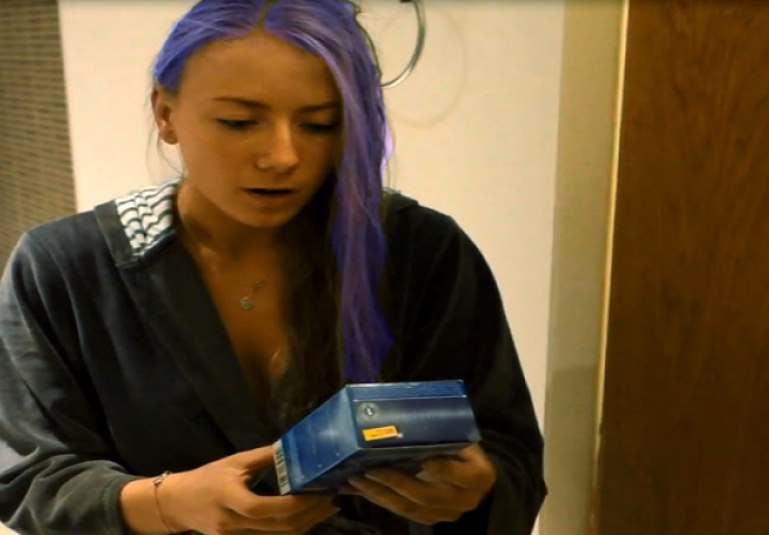 Podmetnuo je djevojci farbu umjesto šampona, pogledajte njenu reakciju kad je vidjela plavu kosu (VIDEO)
