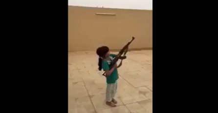 Dali su djevojčici kalašnjikov u ruke, prošao im je život u sekundi pred očima zbog tog (VIDEO)