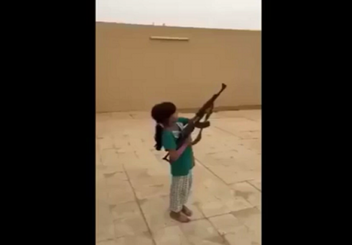 Dali su djevojčici kalašnjikov u ruke, prošao im je život u sekundi pred očima zbog tog (VIDEO)