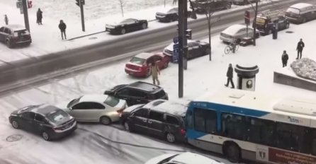 Prvi snijeg prouzrokovao velike probleme: Automobili se nekontrolisano zabijali jedan u drugi! (VIDEO)