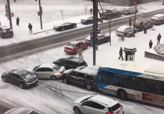 Prvi snijeg prouzrokovao velike probleme: Automobili se nekontrolisano zabijali jedan u drugi! (VIDEO)