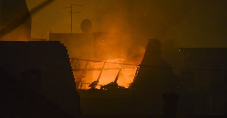 Beograd: Vatra zahvatila hotel "Metropol", požar gasi 40 vatrogasaca