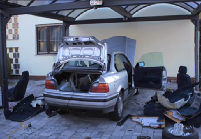 Kupio stari BMW i izvadio mu sve dijelove, ono što je napravio je prava zvijer (VIDEO)