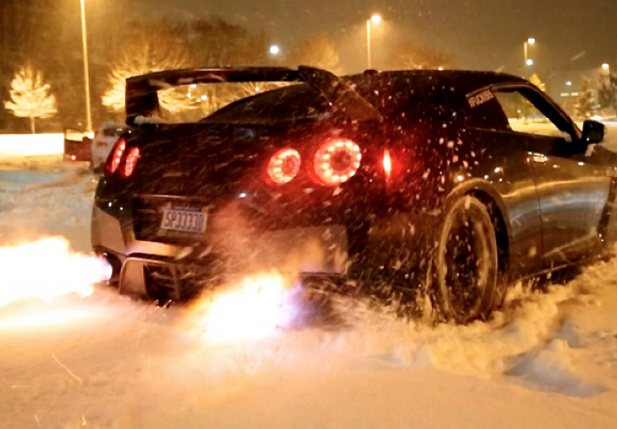 Ljubitelji super auta pogledajte kako se GTR "ispaljuje" na snijegu (VIDEO)