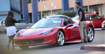 Crveni Ferrari je neodoljiv za žene, pogledajte kako same ulaze (VIDEO)