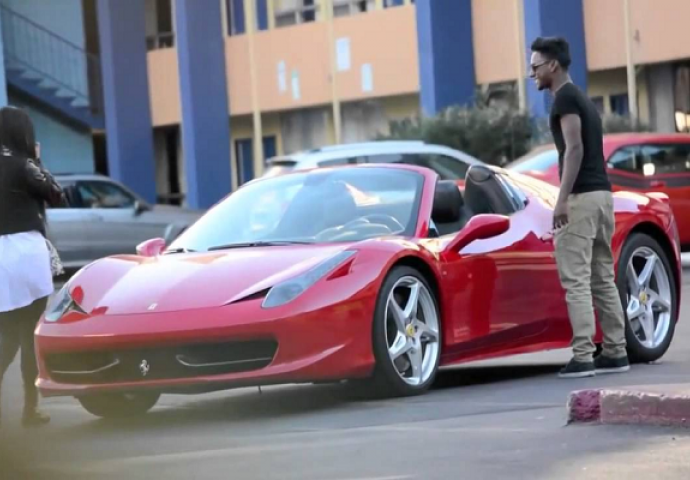 Crveni Ferrari je neodoljiv za žene, pogledajte kako same ulaze (VIDEO)