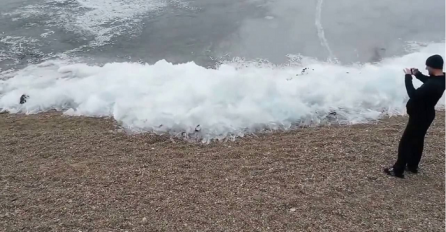 Ovo jezero u Rusiji je toliko ledeno, da se zimi događa ova ludost (VIDEO)