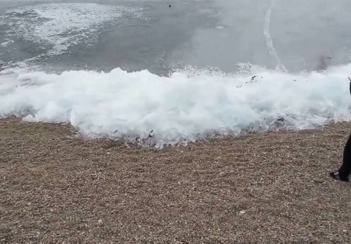 Ovo jezero u Rusiji je toliko ledeno, da se zimi događa ova ludost (VIDEO)