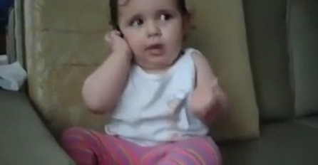 Beba zgrabila mamin telefon, a onda presmiješno imitirala mamine pozive (VIDEO)
