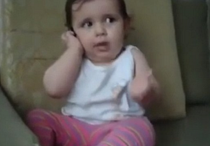 Beba zgrabila mamin telefon, a onda presmiješno imitirala mamine pozive (VIDEO)