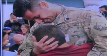 Vojnik došao kući kako bi iznenadio sina, a dočekalo ga iznenađenje o kojem nije mogao ni sanjati (VIDEO)