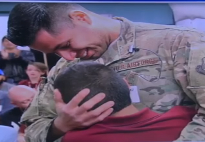 Vojnik došao kući kako bi iznenadio sina, a dočekalo ga iznenađenje o kojem nije mogao ni sanjati (VIDEO)