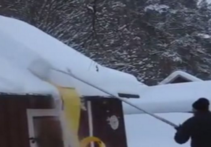 Njegov krov bio je prekriven ogromnom količinom snijega, a onda je on pronašao genijalno rješenje (VIDEO)