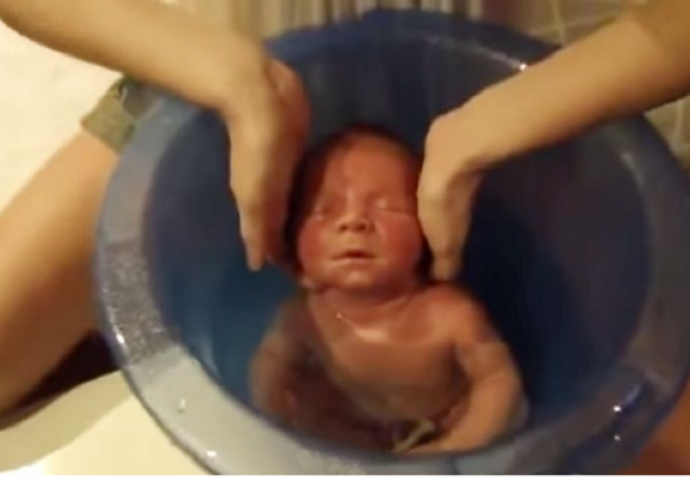 Ono što je ova žena uradila s malom bebom ostavlja bez teksta (VIDEO)